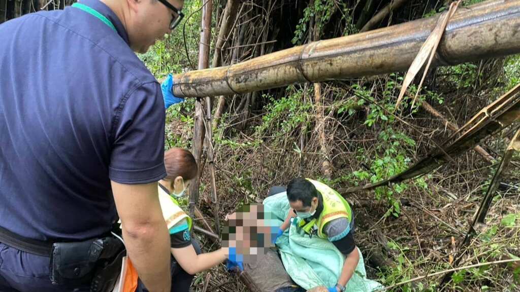 ▲失智老翁外出失聯三日,彰化警方山坡竹林平安尋獲。(彰化警方提供)