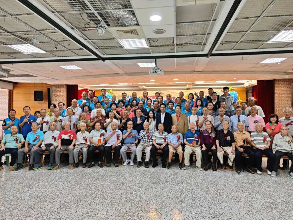 ▲苗栗縣長夫人陳美琦與模範父親合影。