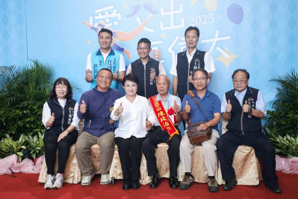 ▲台中市長盧秀燕與模範父親們合影。
