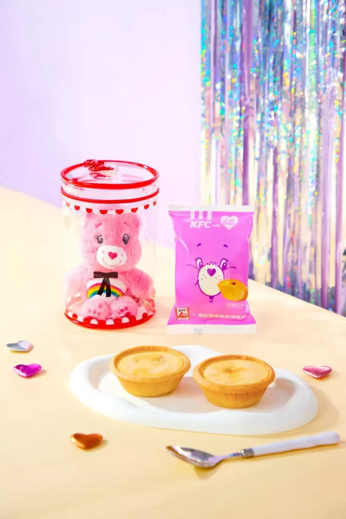 「Care Bears熊熊掛飾包盲盒」無論是掛在包包、懸掛房間一角，或成為你的隨身療癒小物，都超級吸睛