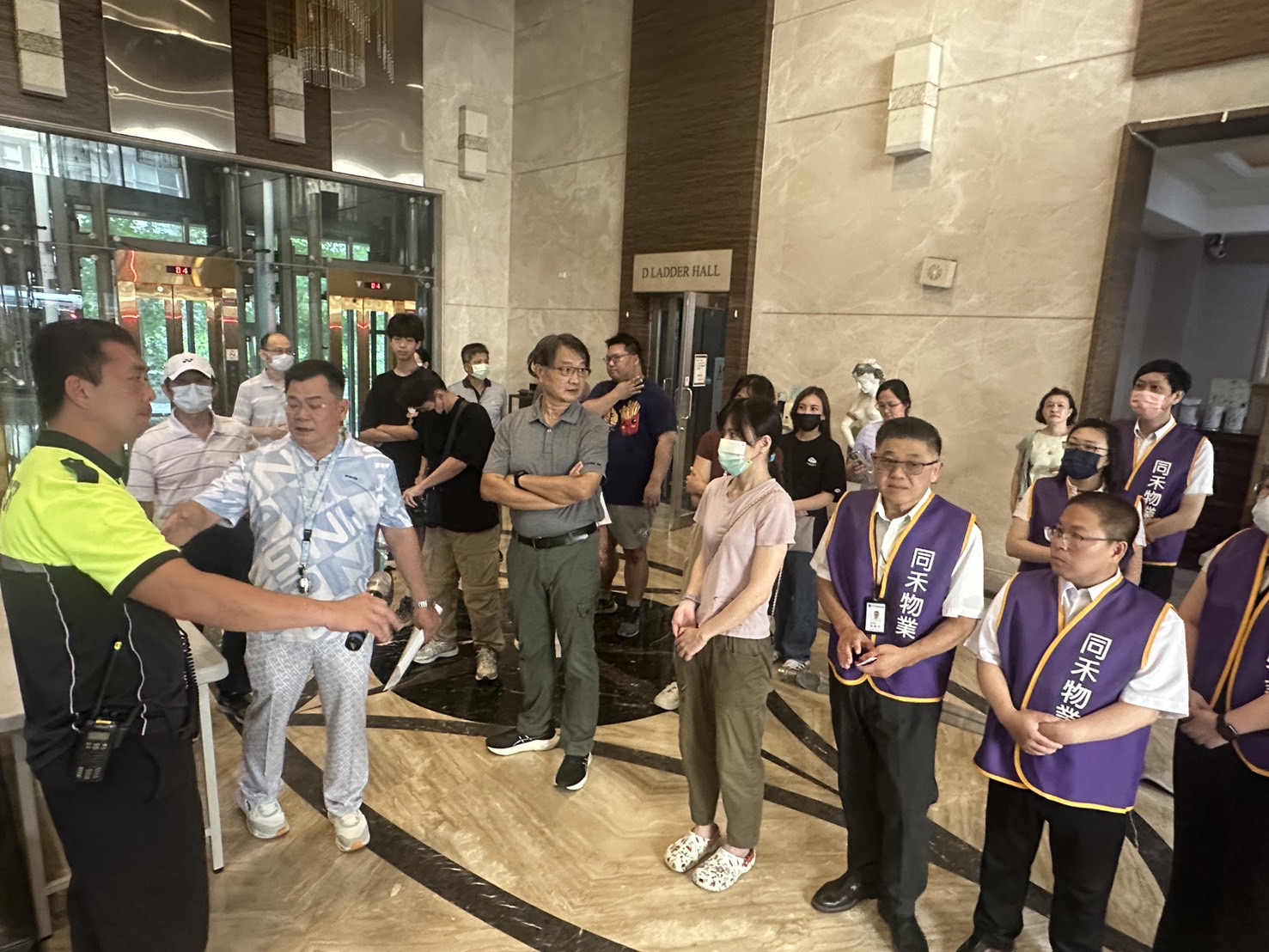 演練期間住戶與同禾物業人員參與避難教學與互動問答,提升社區住戶防災意識與實際應對能力。(圖/記者張家燁拍攝)