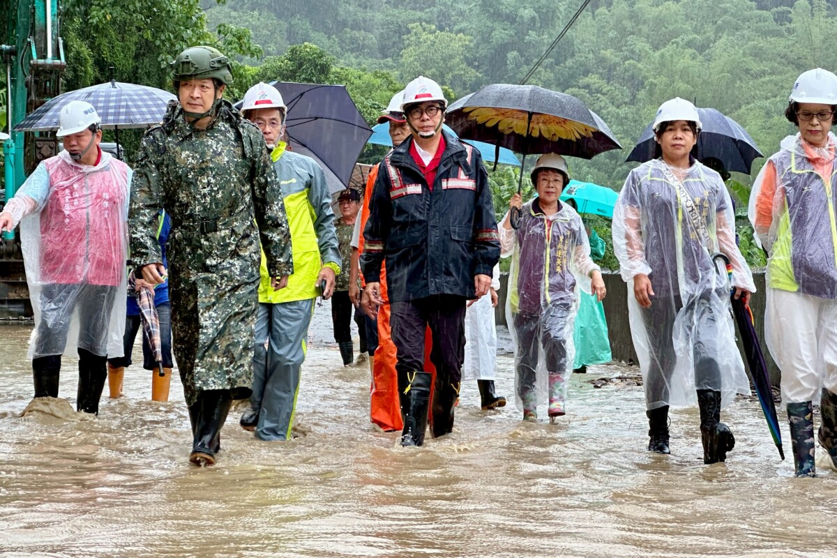 ▲高雄山區連日豪雨,陳其邁市長連續多日前進勘查,上午趕赴甲仙油礦四號橋視察清理作業,指示務必在最短時間內恢復通行。