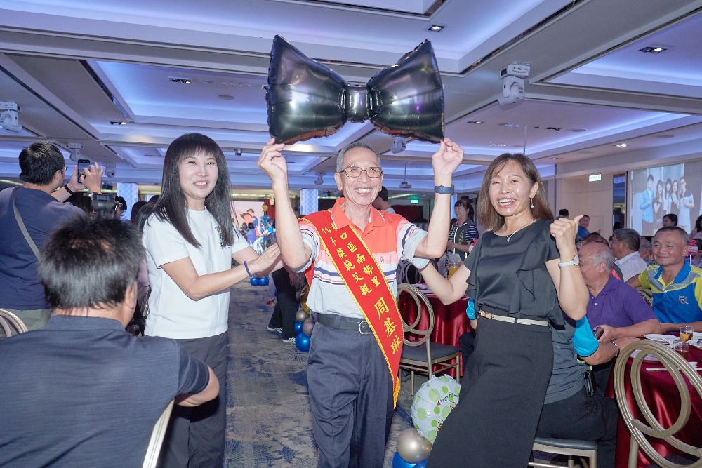 堅定帥氣矚目登場 林口公所表揚18位模範父親 歡慶父親節 3 ▲林口區模範父親星光大道霸氣走秀。