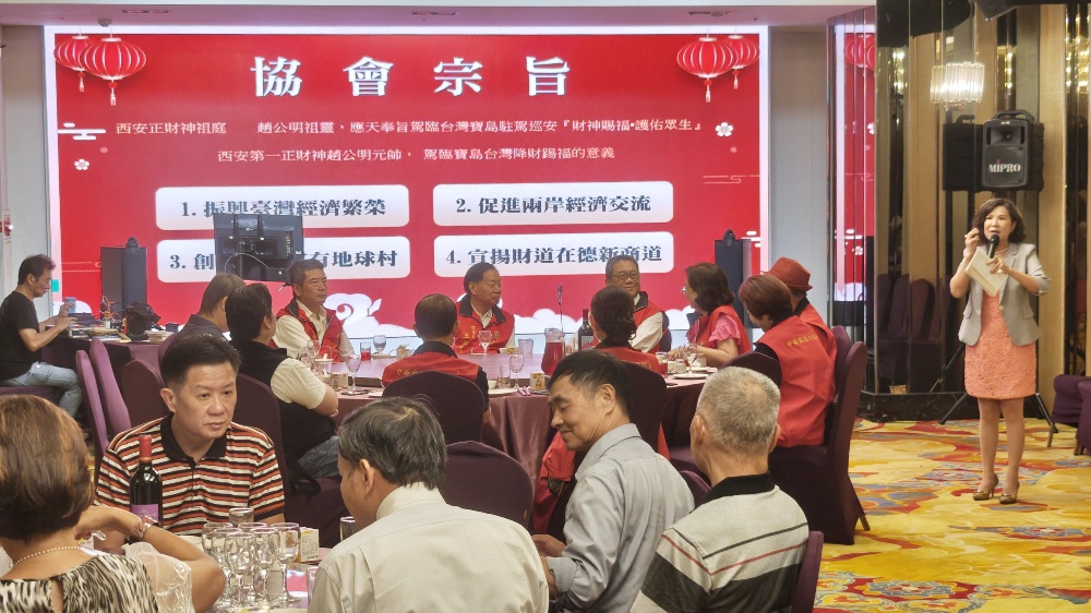▲江蓮秘書長(右)同時也是餐會主持人，帶領現場互動問答。