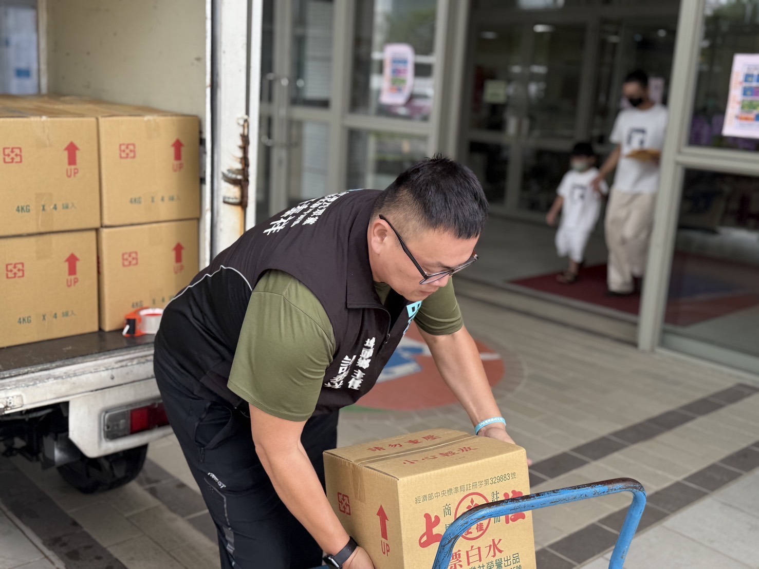 (有影片)/中央終於動員 民眾黨早已出擊!送消毒水深入災區第一線 - https://www.watchmedia01.com