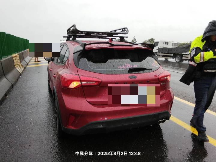 國道大村段驚險車禍　聯結車撞分隔島噴飛石塊　3車連環撞