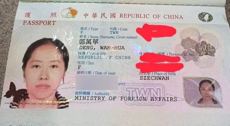 鄧萬華拿出她台灣護照,證明突遭解職不公平,將提訴願爭取權益。 (鄧萬華提供) 中央社