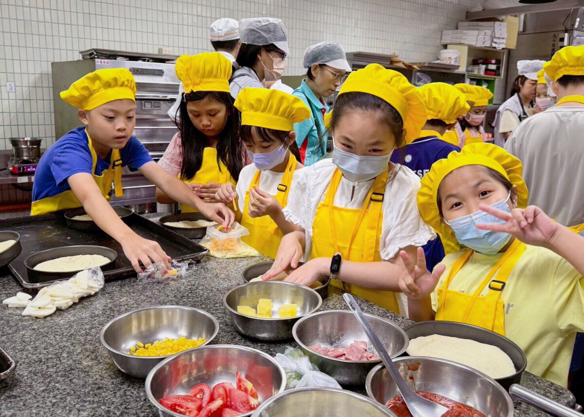 圖/新北市最受歡迎的國小營隊之一「小神農華佗營」,3日於中華穀類食品工業技術研究所(穀研所)熱鬧登場。(新北市政府衛生局提供)