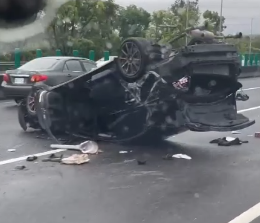 國道3號事故!- 竹崎交流道路段自小客車翻覆兩人受傷