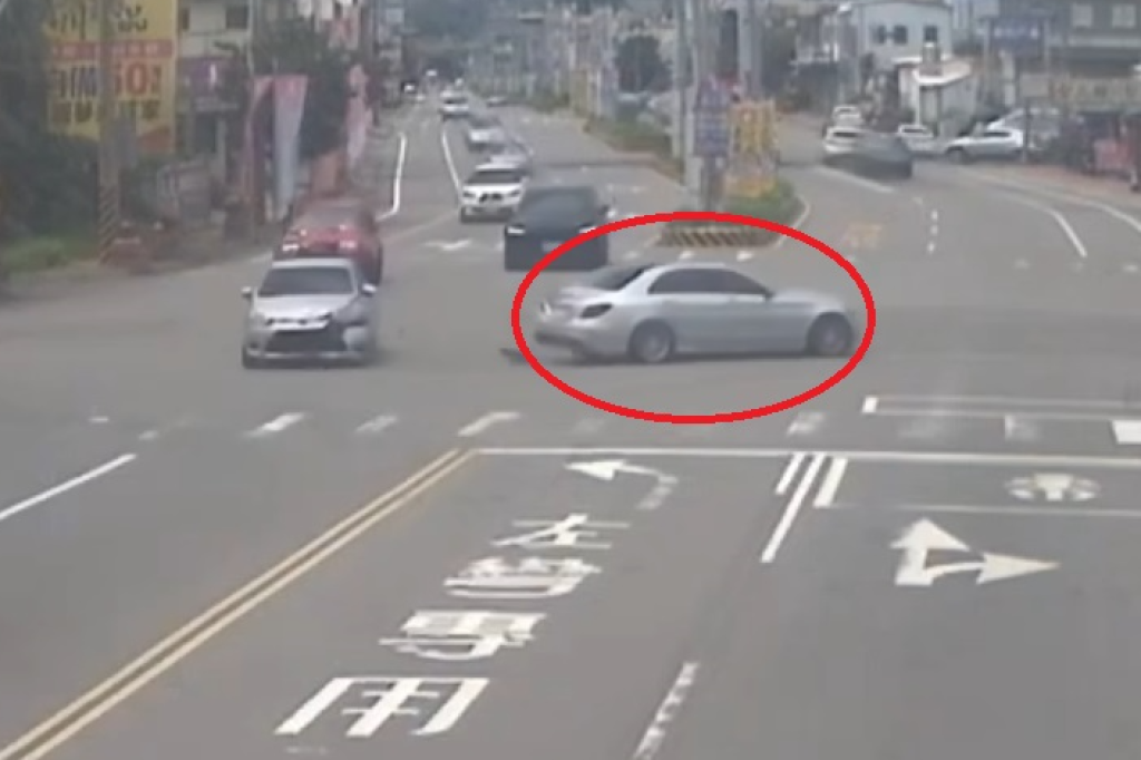 撞擊畫面曝光! 苗栗自小客車闖紅燈釀兩車碰撞