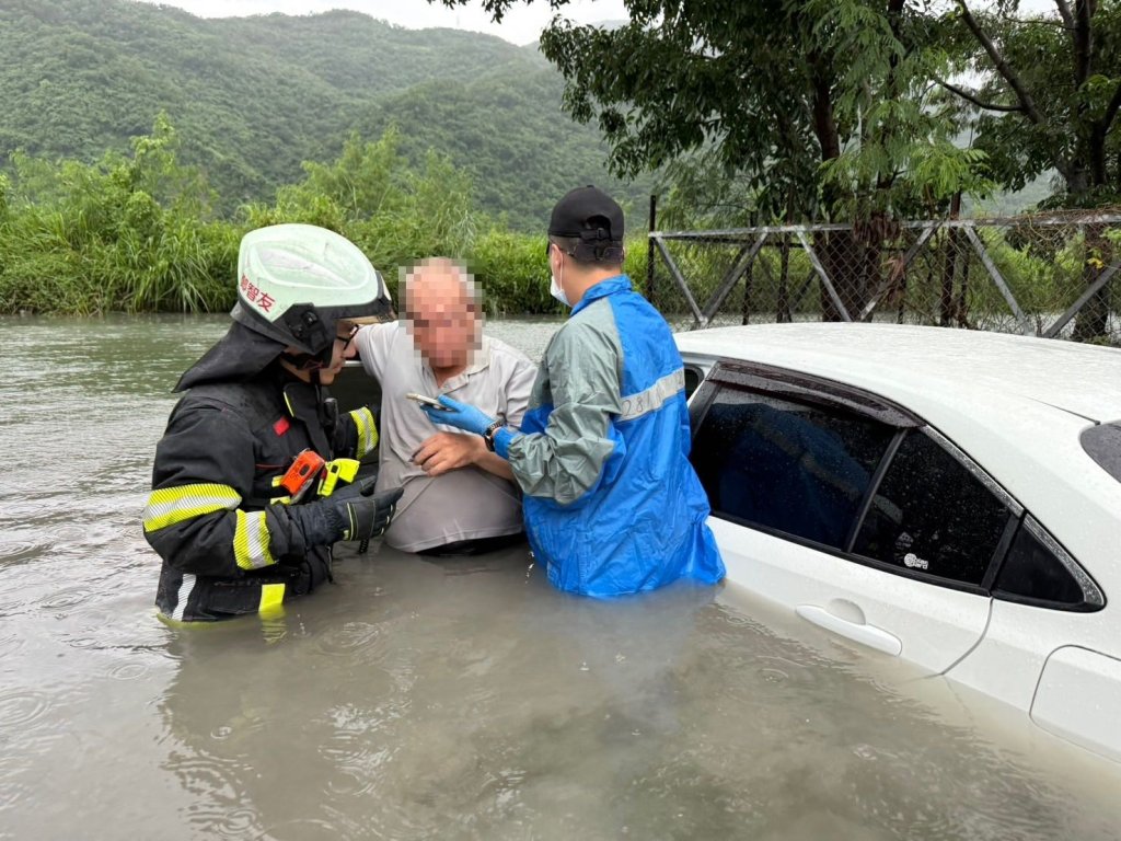 台東太麻里水淹及腰駕車民眾受困！-　消防隊員涉水救援