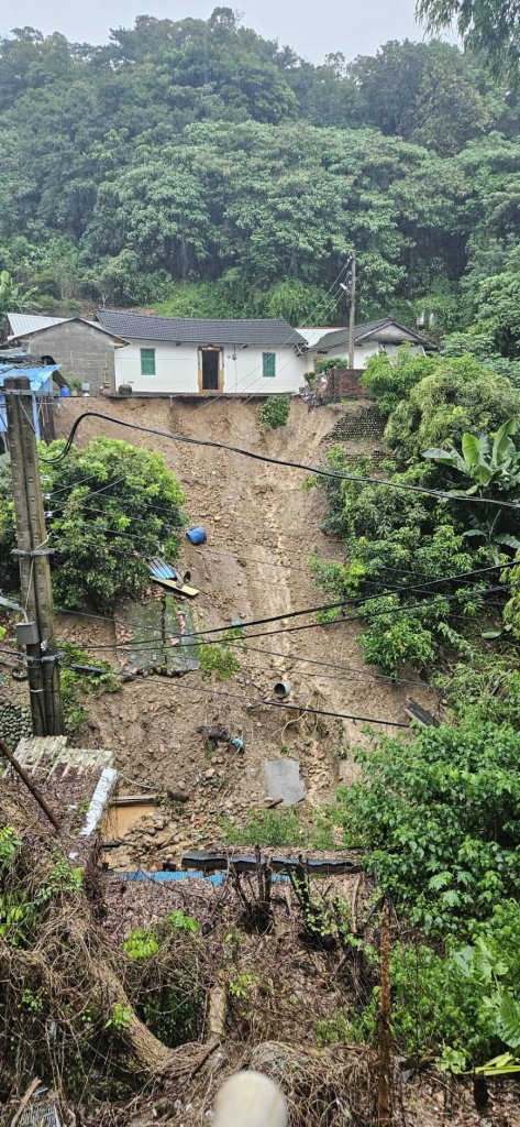 豪雨造成員林邊坡滑落,市公所緊急安置收容民眾