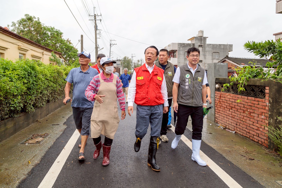 傾聽地方意見 嘉義縣長翁章梁勘查鴨母寮大排竹村里段