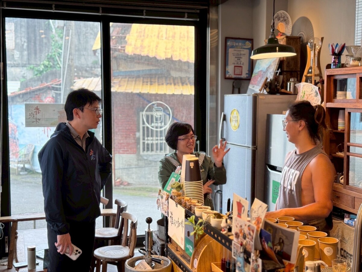 ▲胡庭瑞(右)向青年局長林楷軒(左)及副局長汪小芬(中)分享其創業歷程與空間理念。(圖/青年局提供)
