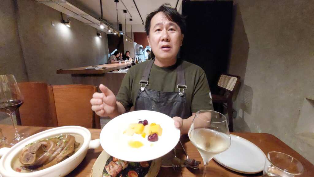 ▲桂原 pieno餐廳主廚葉佳祥說菜魅力十足,以各種細節打開顧客對料理的想像,豐富更完整的五感體驗。(記者林明佑翻攝)