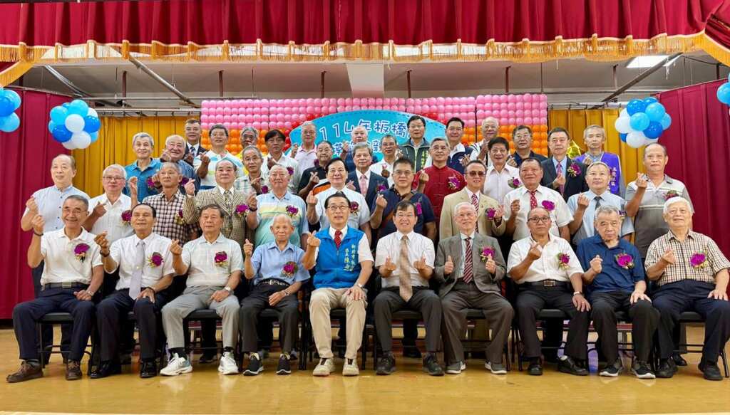 ▲板橋區37位模範父親共同合影。