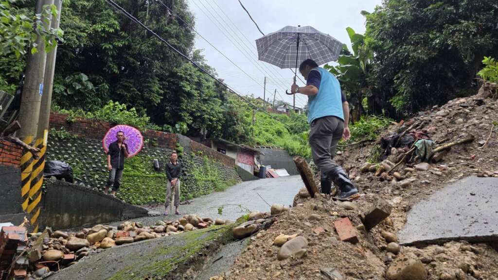 ▲豪雨造成湖水里邊坡土石滑落，威脅民宅安全落，員林市公所第一時間啟動應變機制，代理市長賴致富親赴現場勘災，目前三位居民已安置於湖水活動中心，並獲熱食棉被等基本物資援助。（ 員林市公所提供）