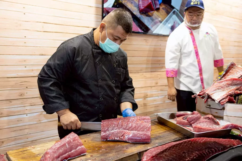 「屏東賀呷」推出鮪魚解剖秀。