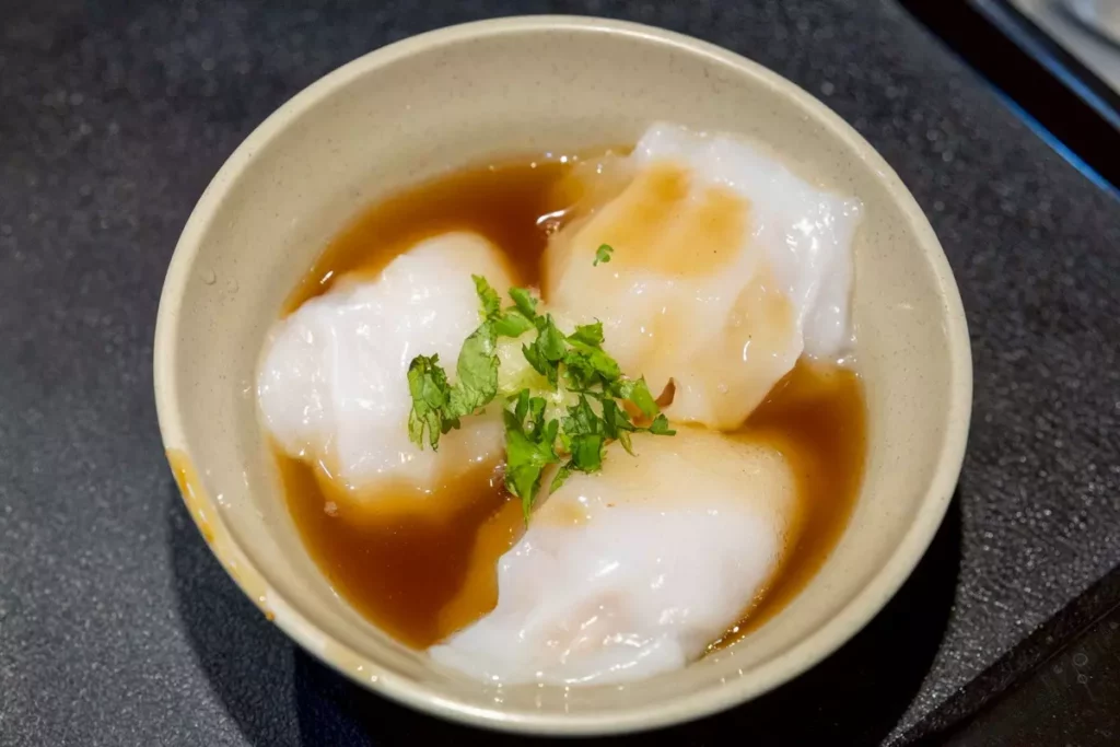 米其林必比登人氣美食「鮮蒸蝦仁肉圓」首日販售人氣旺。