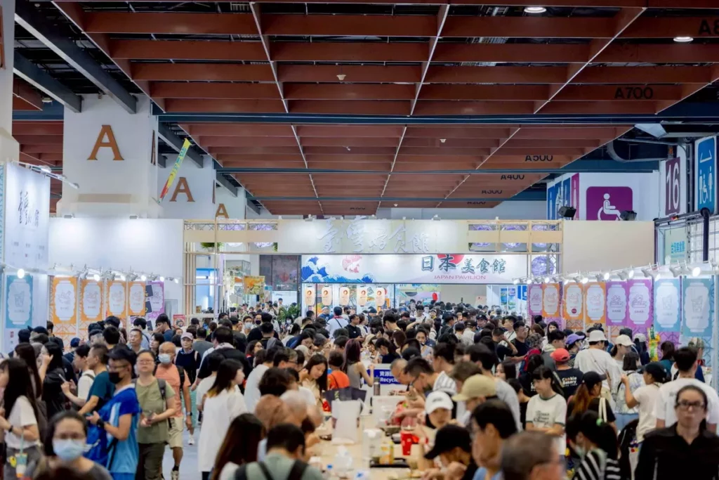 台灣美食展首日人潮滿滿。
