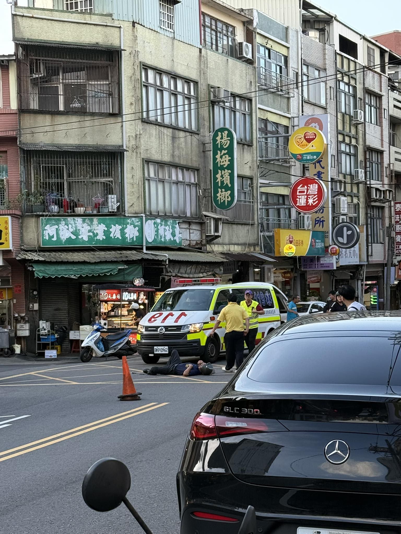 楊梅路口驚魂!女童穿越馬路慘遭騎士撞飛 雙雙倒地受傷 526385012 24744605028465615 3252407960132893117 n