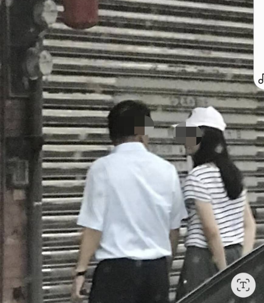 三峽分局劉姓副分局長與行政組莊姓女巡官遭爆料指出雙方皆已婚身分,公然利用執勤時間出雙入對並吃飯逛街還簽加班報超勤。(記者徐煜勝翻攝自臉書社團「靠北police」)