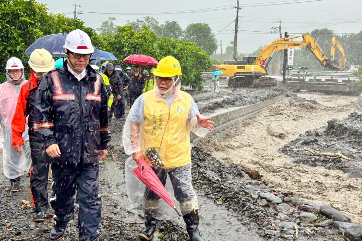 ▲山區大豪雨仍未停歇,陳其邁市長上午參加中央豪雨應變中心會議後,勘災腳步不停歇,隨即驅車轉往六龜區中興里視察,關心土石流掩埋路面及野溪清疏情形。