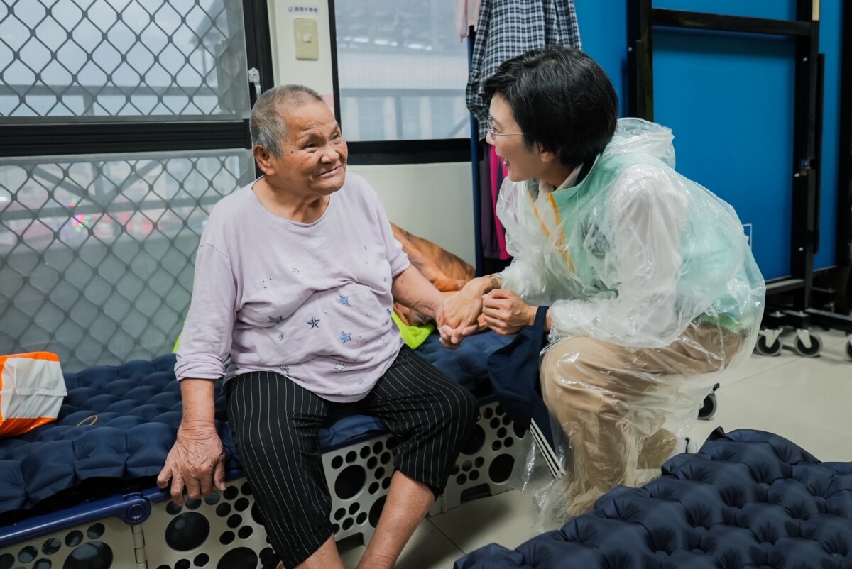 ▲走進災區最前線,林岱樺關懷六龜災民需求。