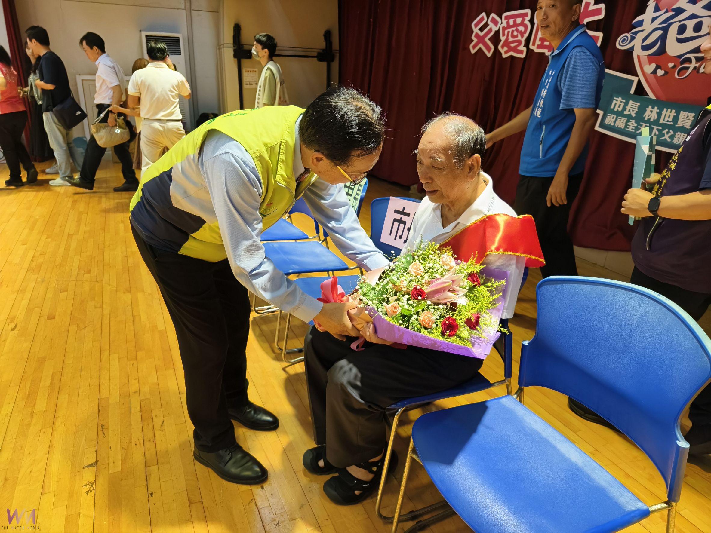 (有影片)/彰化市表揚57位模範父親 最年長96歲、無人機展示成亮點 - https://www.watchmedia01.com