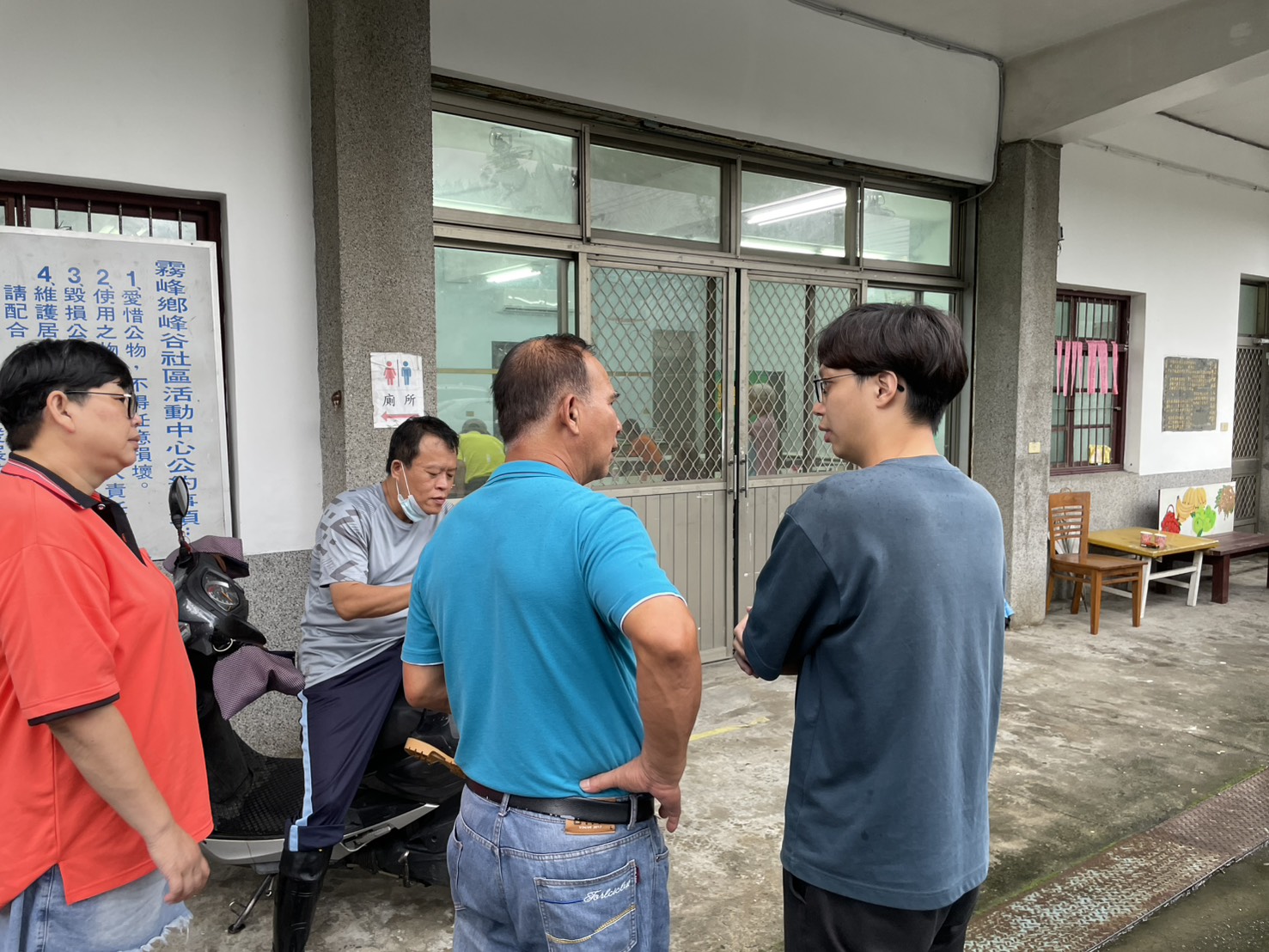 圖 峰谷里長黃錦昌及時代力量中部執行長 鄒明諺 商討如何安頓長者 記者王偉翻攝