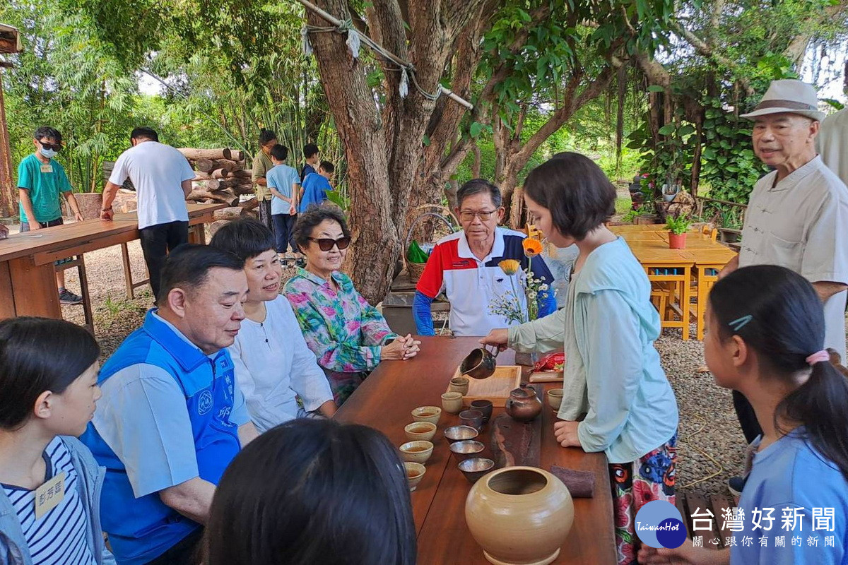 桃園市議長邱奕勝於派對中接受小朋友奉茶。<br /><br />