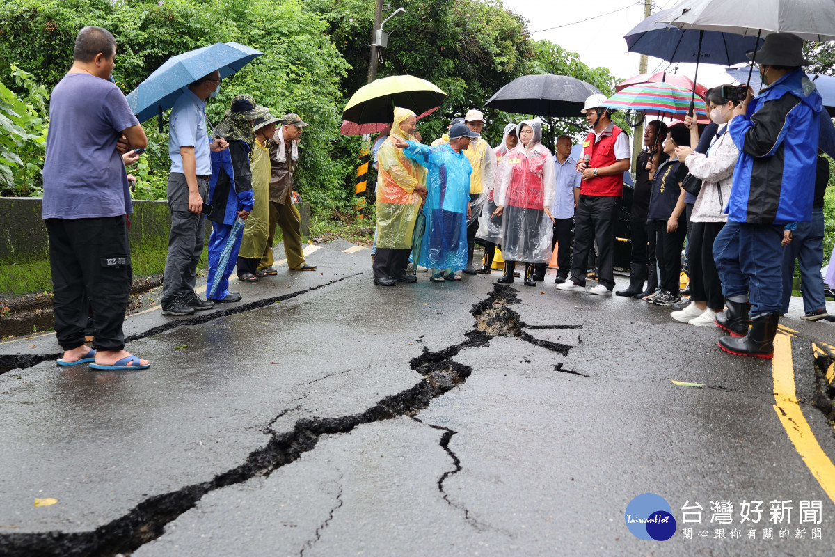 雲林縣林內鄉坪頂村聯外道路塌陷／翻攝照片