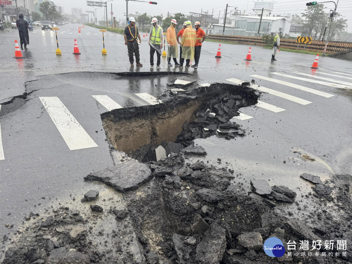 台1線嘉義縣水上段南下275K處正義路地下道路口出現路面下陷情況／嘉義縣府提供