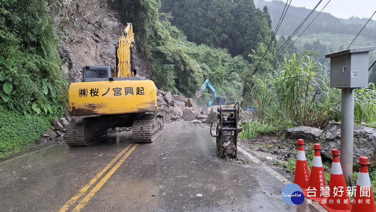 通往杉林溪森林生態園區道路昨坍方巨大落石十分驚險。（杉林溪園方提供）