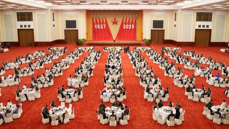 剛落幕的中共八一建軍節，傳因落馬上將太多，最前方正中央的主桌人數湊不滿，把軍中楷模到主桌人數從去年的2人增加到7人。翻攝新華社