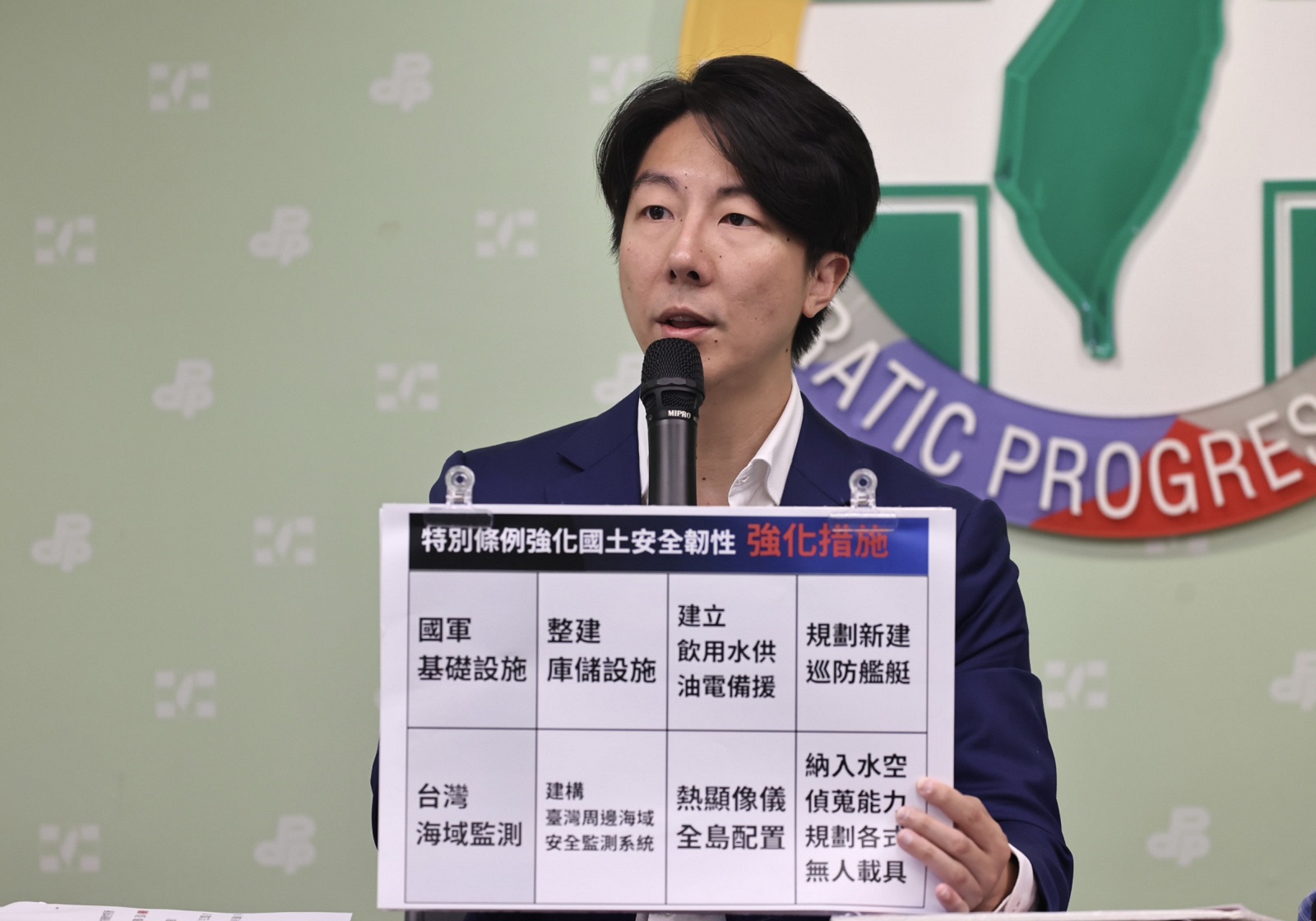 民進黨發言人吳崢對於八炯被爆學納綷一事,說明民進黨立場,強調任何消費運用納粹符號的行為,都要譴責。林啟弘攝