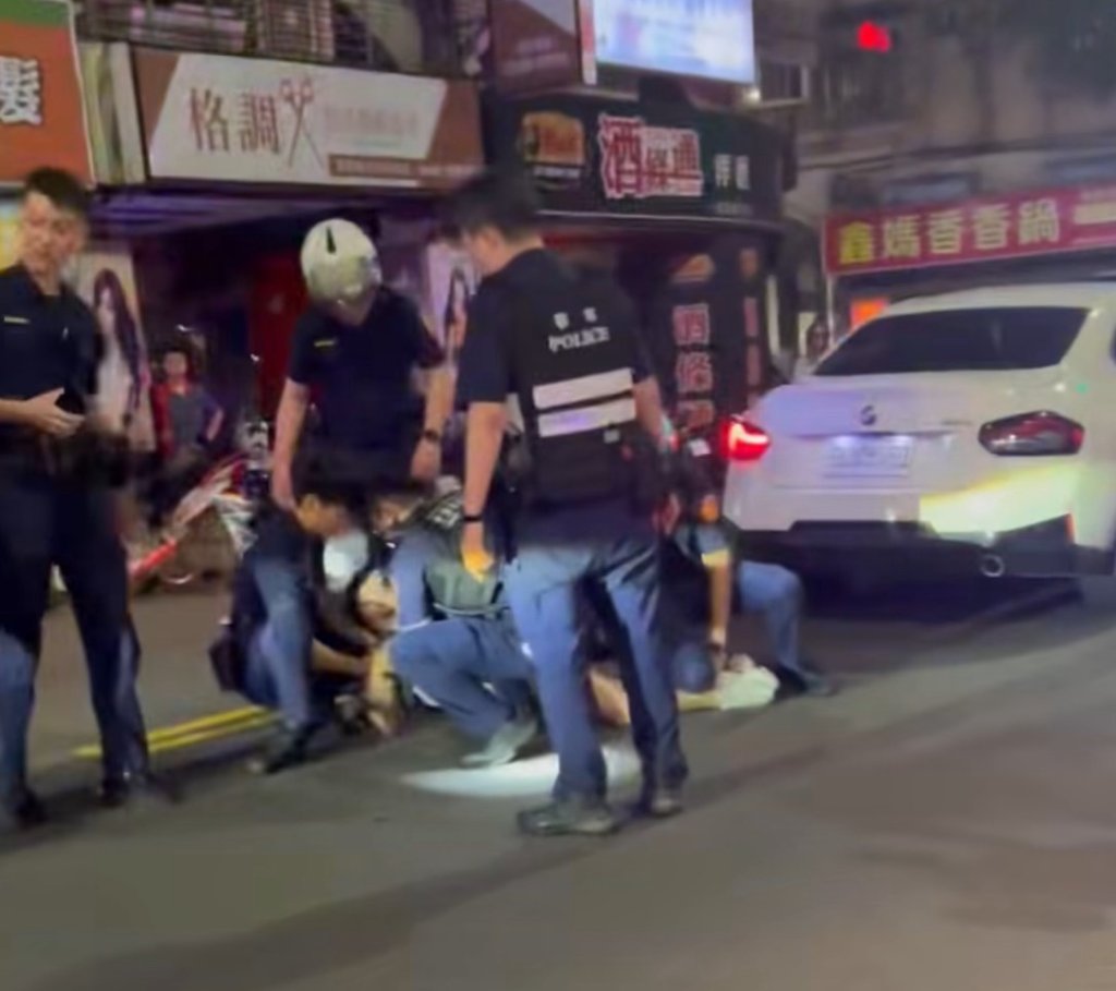 又惹事?侯沁潔新莊拒檢衝撞警 躺地掙扎畫面曝光