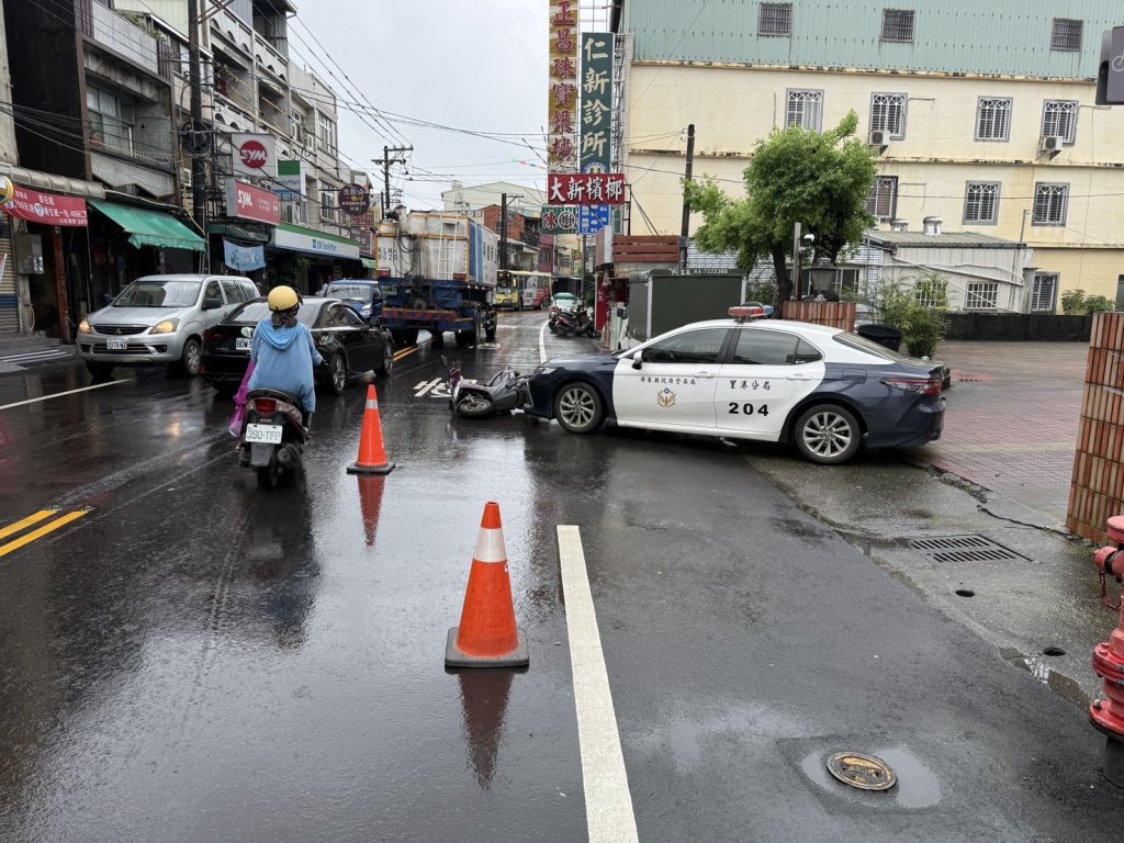 驚!-警車竟撞騎士-監視器還原-竟是73歲翁逆向闖禍