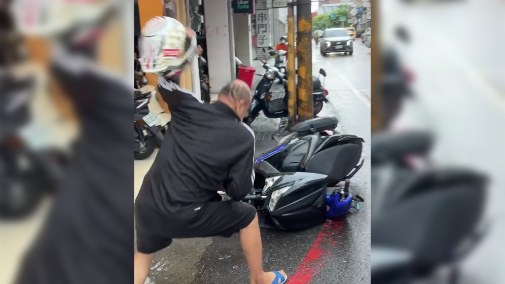 影／疑行車糾紛爆口角！叫囂男狂追騎士…安全帽砸車　雙方互告場面曝