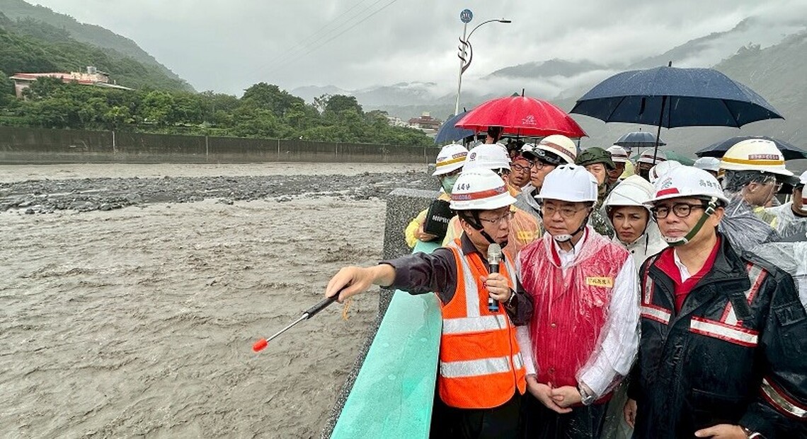 陪同行政院長視察六龜山區 陳其邁盼0728豪雨納入丹娜絲颱風特別條例、加速災區重建腳步