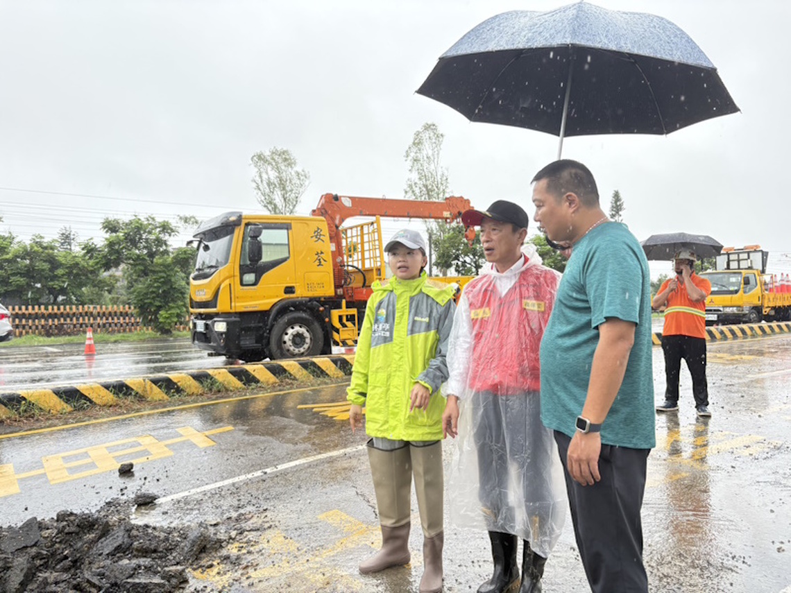縣長翁章梁視察台1線嘉義水上段道路下陷情況
