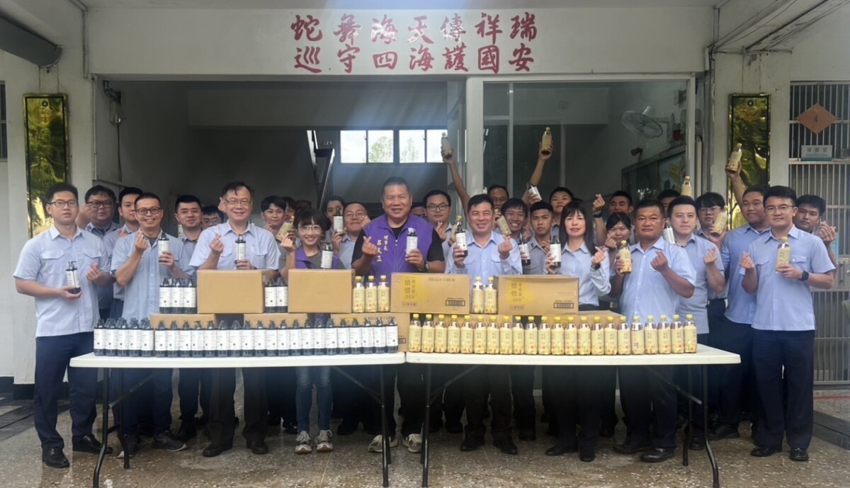 社團法人嘉義縣慈善團體聯合協會理事長呂文正前往慰問嘉義地區海巡人員長年堅守崗位、守護嘉義。（圖/海巡署提供）