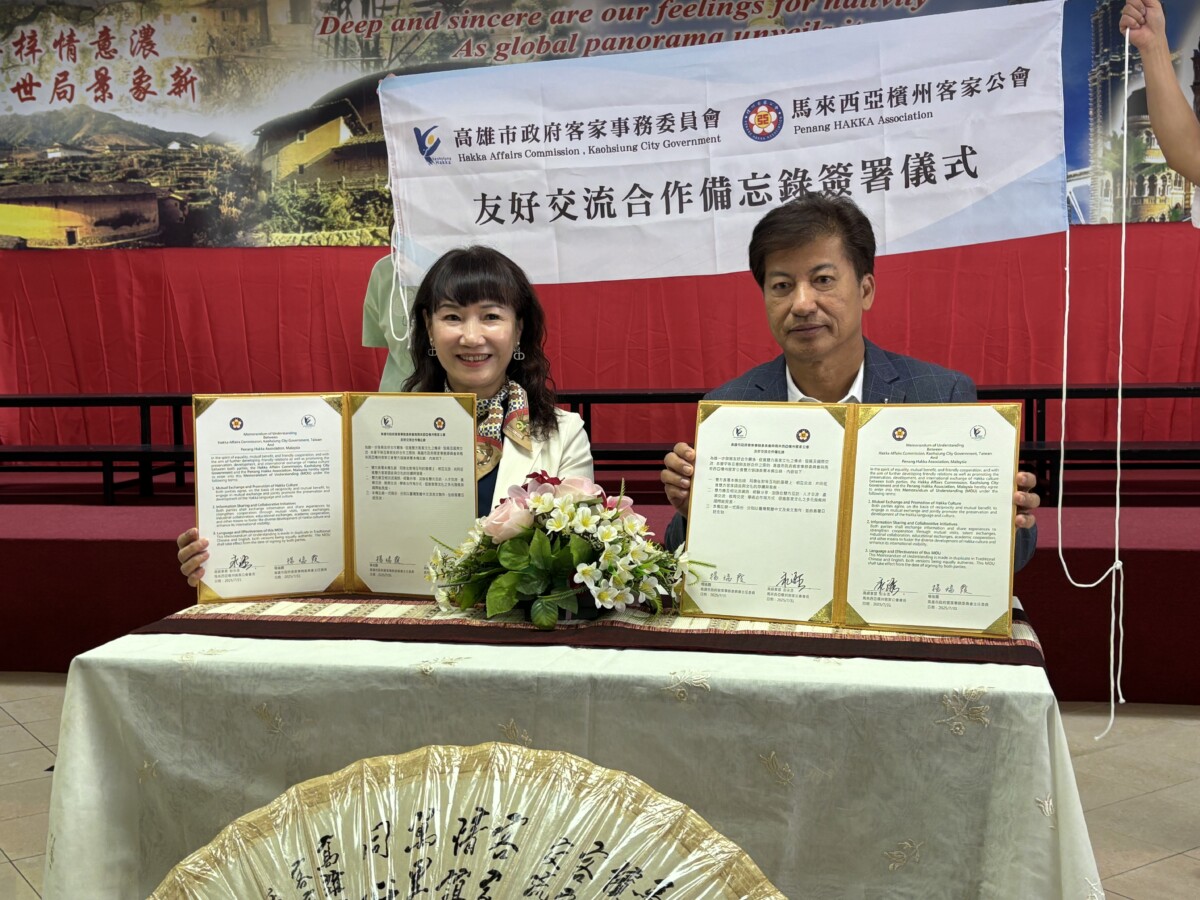 ▲圖說: 圖一:高雄市客家事務委員會主委楊瑞霞(左)與檳城客家公會會長高級拿督彭永添(右)簽屬友好交流合作備忘錄MOU。( 記者李堂安翻攝)