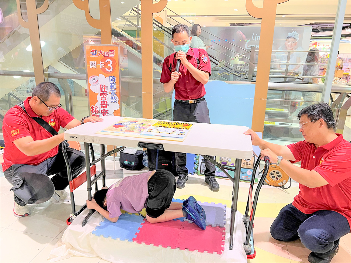 ▲高雄大遠百舉辦「2025小小消防英雄闖關趣」活動，讓小小消防員 防災觀念向下紮根。（圖/高雄大遠百提供）