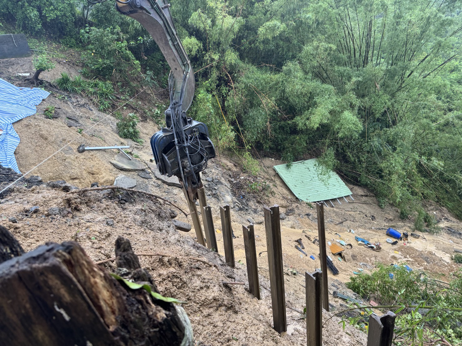 柳營山坡地滑動民宅受損 ,南市府撤離安置