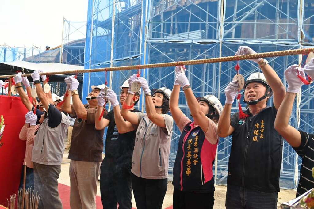 ▲臺東縣政府興建「富岡港交通船客運服務中心」,並於今日舉行上梁典禮,象徵主體結構工程正式完成,工程進度即將邁入新階段。