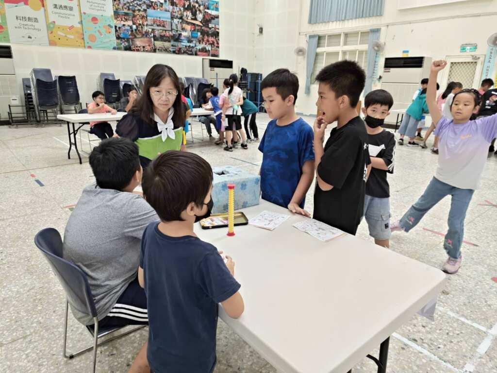 ▲在學校的全校性社會情緒活動中,學生們主動向校長說明活動進行方式。