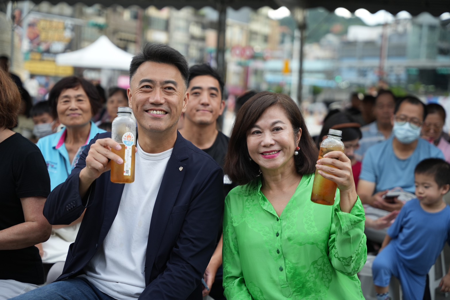 基隆市政府副市長邱佩琳（右）與林沛祥委員（左）攜手推廣山海藝術節美食市集，向大家推薦在地特色美食。圖/基隆市文化觀光局提供