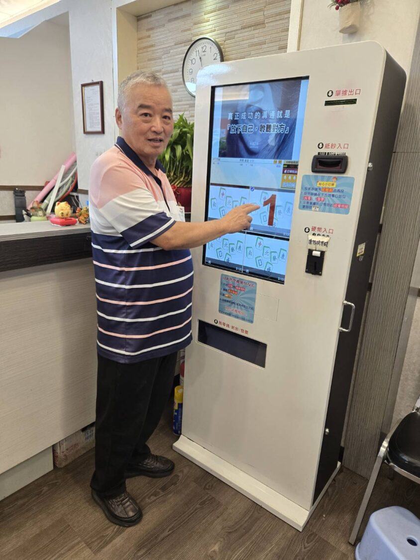 「麻將教主」張華特親自示範，如何用這台類似餐廳點餐機的智能購票機購票。（記者 蔡尚芸攝）