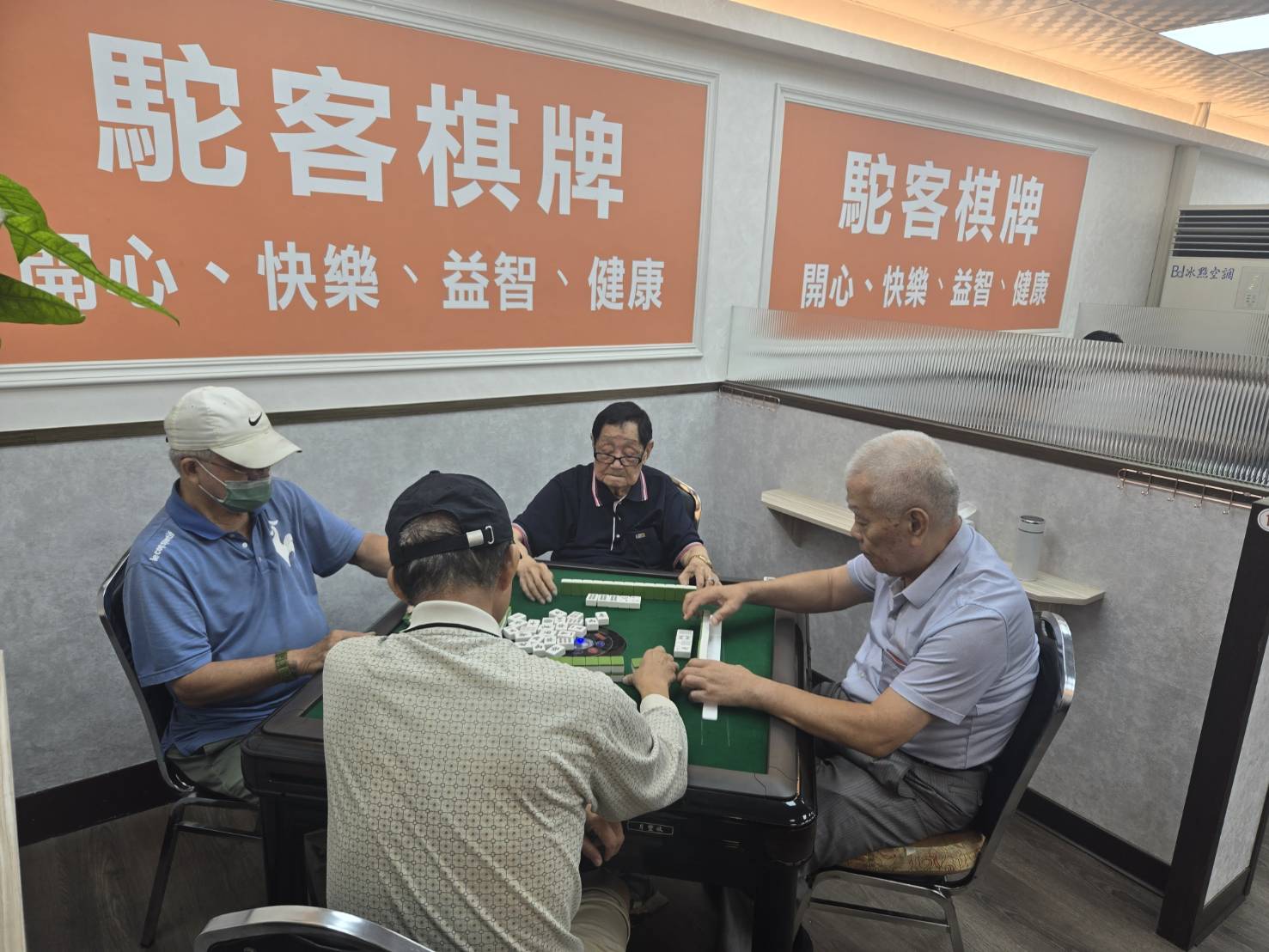已有多項國際研究指出，適度從事如打麻將這類結合記憶、邏輯與社交互動的益智活動，能有效預防失智症的發生。（記者 蔡尚芸攝）